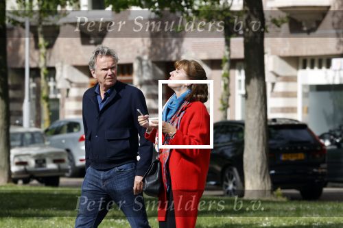 Amsterdam 25 april 2020
Tom Egbers en zijn  vrouw Janke Dekker halen samen een ijsje op de beethovenstraat
