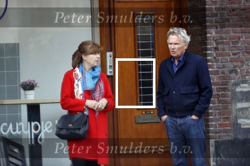 Amsterdam 25 april 2020
Tom Egbers en zijn  vrouw Janke Dekker halen samen een ijsje op de beethovenstraat