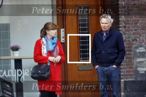 Amsterdam 25 april 2020
Tom Egbers en zijn  vrouw Janke Dekker halen samen een ijsje op de beethovenstraat