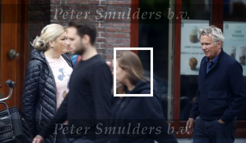 Amsterdam 25 april 2020
Tom Egbers en zijn  vrouw Janke Dekker halen samen een ijsje op de beethovenstraat