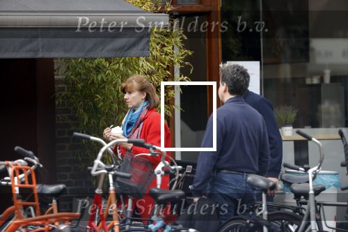 Amsterdam 25 april 2020
Tom Egbers en zijn  vrouw Janke Dekker halen samen een ijsje op de beethovenstraat