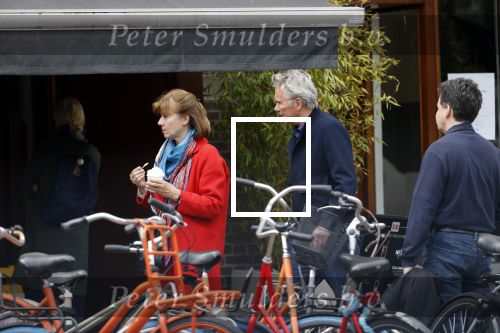Amsterdam 25 april 2020
Tom Egbers en zijn  vrouw Janke Dekker halen samen een ijsje op de beethovenstraat