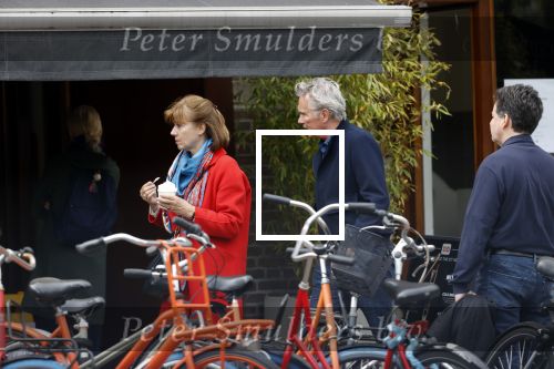 Amsterdam 25 april 2020
Tom Egbers en zijn  vrouw Janke Dekker halen samen een ijsje op de beethovenstraat