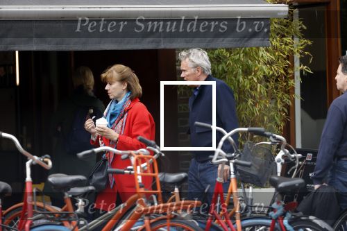 Amsterdam 25 april 2020
Tom Egbers en zijn  vrouw Janke Dekker halen samen een ijsje op de beethovenstraat