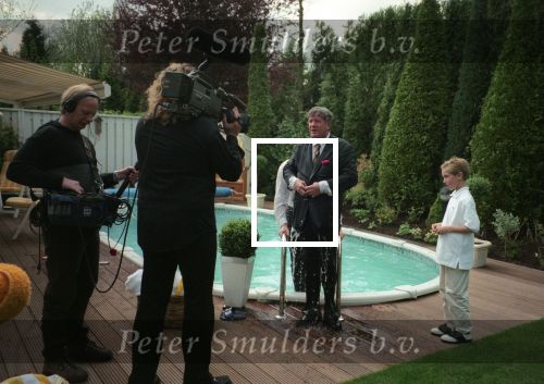Eindhoven, 21 April 2000
Edwin Smulders gooit Willibrord Frequin in het zwembad
Junior Smulders kijkt toe en heeft lol