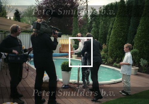 Eindhoven, 21 April 2000
Edwin Smulders gooit Willibrord Frequin in het zwembad
Junior Smulders kijkt toe en heeft lol