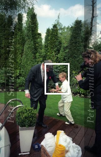 Eindhoven, 21 April 2000
Edwin Smulders gooit Willibrord Frequin in het zwembad
Junior Smulders kijkt toe en heeft lol