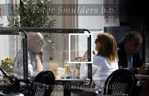 Weesp 12 mei 2021
Alfred v d Heuvel met (een( vriendin op terras in Weesp.