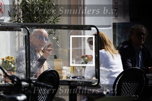 Weesp 12 mei 2021
Alfred v d Heuvel met (een( vriendin op terras in Weesp.