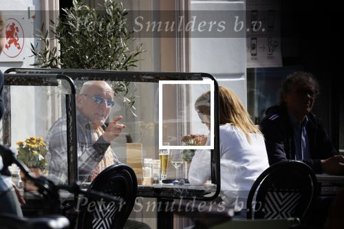 Weesp 12 mei 2021
Alfred v d Heuvel met (een( vriendin op terras in Weesp.