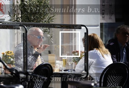 Weesp 12 mei 2021
Alfred v d Heuvel met (een( vriendin op terras in Weesp.
