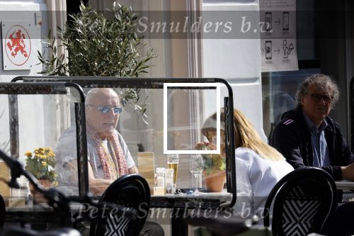 Weesp 12 mei 2021
Alfred v d Heuvel met (een( vriendin op terras in Weesp.