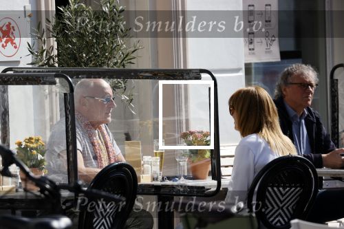 Weesp 12 mei 2021
Alfred v d Heuvel met (een( vriendin op terras in Weesp.