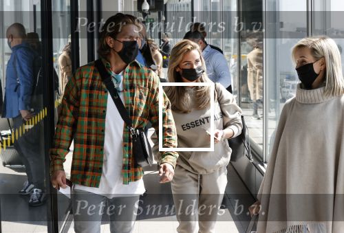 Schiphol en ibiza 23 en 24 april 2021
Andre Hazes gaat voor het eerst op vakantie met zijn nieuwe vriendin Sarah v Soelen . Ook de neef van zijn moeder Andy en zijn vrouw zijn erbij alsmede nog 2 stellen.
