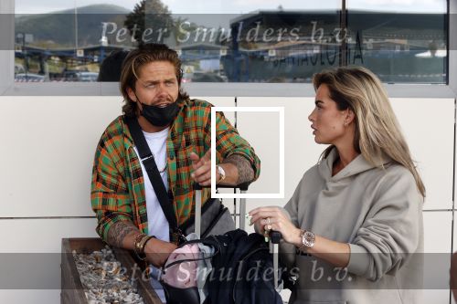 Schiphol en ibiza 23 en 24 april 2021
Andre Hazes gaat voor het eerst op vakantie met zijn nieuwe vriendin Sarah v Soelen . Ook de neef van zijn moeder Andy en zijn vrouw zijn erbij alsmede nog 2 stellen.