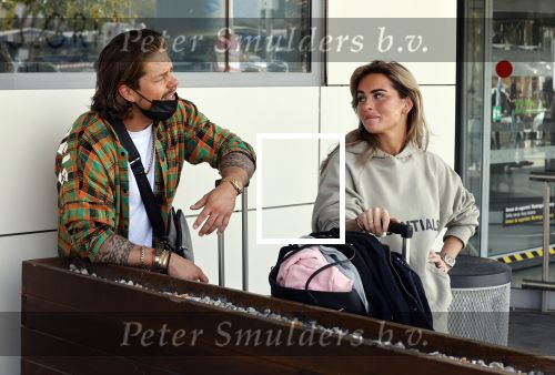 Schiphol en ibiza 23 en 24 april 2021
Andre Hazes gaat voor het eerst op vakantie met zijn nieuwe vriendin Sarah v Soelen . Ook de neef van zijn moeder Andy en zijn vrouw zijn erbij alsmede nog 2 stellen.