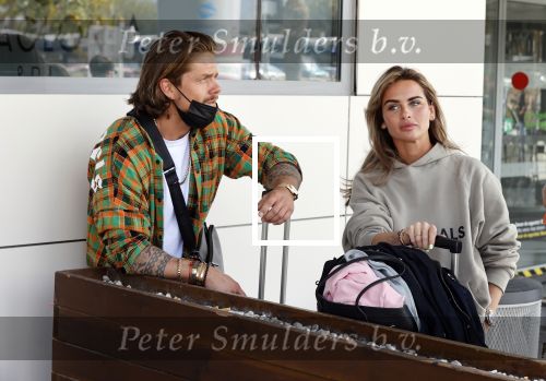 Schiphol en ibiza 23 en 24 april 2021
Andre Hazes gaat voor het eerst op vakantie met zijn nieuwe vriendin Sarah v Soelen . Ook de neef van zijn moeder Andy en zijn vrouw zijn erbij alsmede nog 2 stellen.