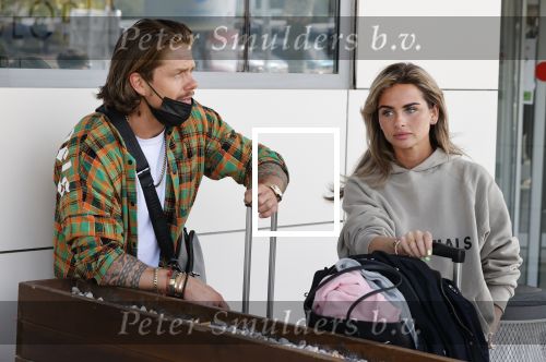 Schiphol en ibiza 23 en 24 april 2021
Andre Hazes gaat voor het eerst op vakantie met zijn nieuwe vriendin Sarah v Soelen . Ook de neef van zijn moeder Andy en zijn vrouw zijn erbij alsmede nog 2 stellen.