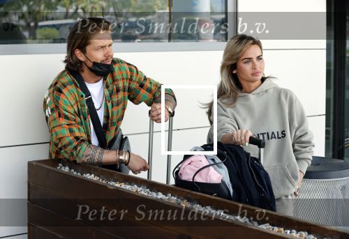 Schiphol en ibiza 23 en 24 april 2021
Andre Hazes gaat voor het eerst op vakantie met zijn nieuwe vriendin Sarah v Soelen . Ook de neef van zijn moeder Andy en zijn vrouw zijn erbij alsmede nog 2 stellen.