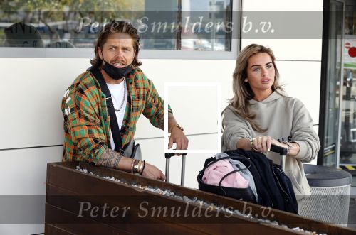 Schiphol en ibiza 23 en 24 april 2021
Andre Hazes gaat voor het eerst op vakantie met zijn nieuwe vriendin Sarah v Soelen . Ook de neef van zijn moeder Andy en zijn vrouw zijn erbij alsmede nog 2 stellen.