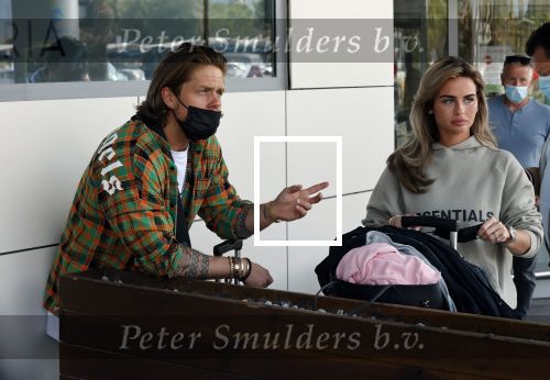 Schiphol en ibiza 23 en 24 april 2021
Andre Hazes gaat voor het eerst op vakantie met zijn nieuwe vriendin Sarah v Soelen . Ook de neef van zijn moeder Andy en zijn vrouw zijn erbij alsmede nog 2 stellen.