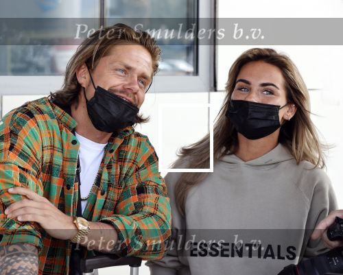Schiphol en ibiza 23 en 24 april 2021
Andre Hazes gaat voor het eerst op vakantie met zijn nieuwe vriendin Sarah v Soelen . Ook de neef van zijn moeder Andy en zijn vrouw zijn erbij alsmede nog 2 stellen.