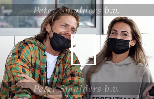 Schiphol en ibiza 23 en 24 april 2021
Andre Hazes gaat voor het eerst op vakantie met zijn nieuwe vriendin Sarah v Soelen . Ook de neef van zijn moeder Andy en zijn vrouw zijn erbij alsmede nog 2 stellen.