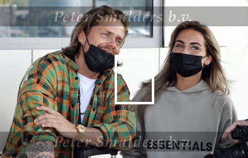 Schiphol en ibiza 23 en 24 april 2021
Andre Hazes gaat voor het eerst op vakantie met zijn nieuwe vriendin Sarah v Soelen . Ook de neef van zijn moeder Andy en zijn vrouw zijn erbij alsmede nog 2 stellen.