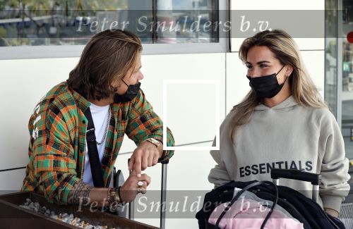 Schiphol en ibiza 23 en 24 april 2021
Andre Hazes gaat voor het eerst op vakantie met zijn nieuwe vriendin Sarah v Soelen . Ook de neef van zijn moeder Andy en zijn vrouw zijn erbij alsmede nog 2 stellen.