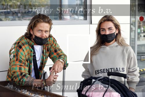 Schiphol en ibiza 23 en 24 april 2021
Andre Hazes gaat voor het eerst op vakantie met zijn nieuwe vriendin Sarah v Soelen . Ook de neef van zijn moeder Andy en zijn vrouw zijn erbij alsmede nog 2 stellen.