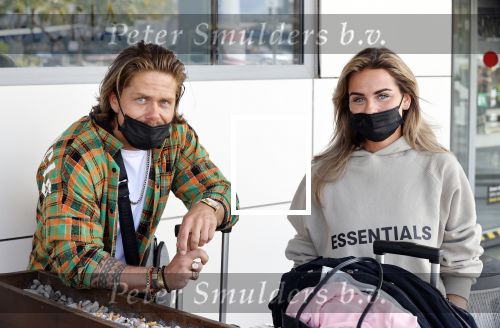 Schiphol en ibiza 23 en 24 april 2021
Andre Hazes gaat voor het eerst op vakantie met zijn nieuwe vriendin Sarah v Soelen . Ook de neef van zijn moeder Andy en zijn vrouw zijn erbij alsmede nog 2 stellen.