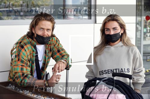 Schiphol en ibiza 23 en 24 april 2021
Andre Hazes gaat voor het eerst op vakantie met zijn nieuwe vriendin Sarah v Soelen . Ook de neef van zijn moeder Andy en zijn vrouw zijn erbij alsmede nog 2 stellen.