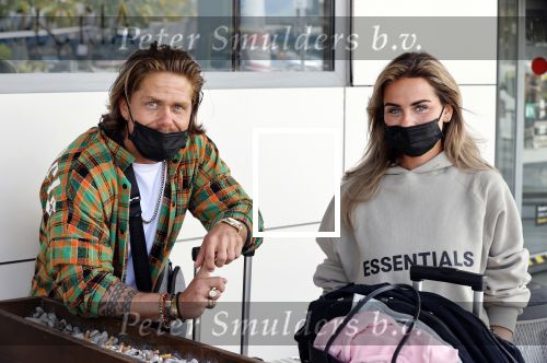 Schiphol en ibiza 23 en 24 april 2021
Andre Hazes gaat voor het eerst op vakantie met zijn nieuwe vriendin Sarah v Soelen . Ook de neef van zijn moeder Andy en zijn vrouw zijn erbij alsmede nog 2 stellen.