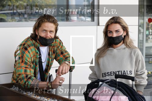 Schiphol en ibiza 23 en 24 april 2021
Andre Hazes gaat voor het eerst op vakantie met zijn nieuwe vriendin Sarah v Soelen . Ook de neef van zijn moeder Andy en zijn vrouw zijn erbij alsmede nog 2 stellen.