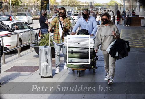 Schiphol en ibiza 23 en 24 april 2021
Andre Hazes gaat voor het eerst op vakantie met zijn nieuwe vriendin Sarah v Soelen . Ook de neef van zijn moeder Andy en zijn vrouw zijn erbij alsmede nog 2 stellen.