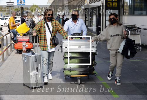 Schiphol en ibiza 23 en 24 april 2021
Andre Hazes gaat voor het eerst op vakantie met zijn nieuwe vriendin Sarah v Soelen . Ook de neef van zijn moeder Andy en zijn vrouw zijn erbij alsmede nog 2 stellen.