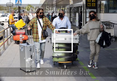 Schiphol en ibiza 23 en 24 april 2021
Andre Hazes gaat voor het eerst op vakantie met zijn nieuwe vriendin Sarah v Soelen . Ook de neef van zijn moeder Andy en zijn vrouw zijn erbij alsmede nog 2 stellen.