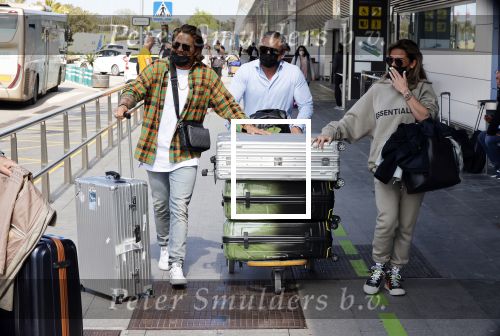 Schiphol en ibiza 23 en 24 april 2021
Andre Hazes gaat voor het eerst op vakantie met zijn nieuwe vriendin Sarah v Soelen . Ook de neef van zijn moeder Andy en zijn vrouw zijn erbij alsmede nog 2 stellen.