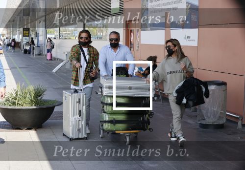 Schiphol en ibiza 23 en 24 april 2021
Andre Hazes gaat voor het eerst op vakantie met zijn nieuwe vriendin Sarah v Soelen . Ook de neef van zijn moeder Andy en zijn vrouw zijn erbij alsmede nog 2 stellen.
