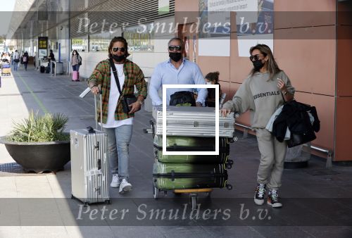Schiphol en ibiza 23 en 24 april 2021
Andre Hazes gaat voor het eerst op vakantie met zijn nieuwe vriendin Sarah v Soelen . Ook de neef van zijn moeder Andy en zijn vrouw zijn erbij alsmede nog 2 stellen.