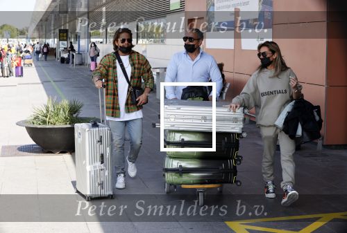 Schiphol en ibiza 23 en 24 april 2021
Andre Hazes gaat voor het eerst op vakantie met zijn nieuwe vriendin Sarah v Soelen . Ook de neef van zijn moeder Andy en zijn vrouw zijn erbij alsmede nog 2 stellen.