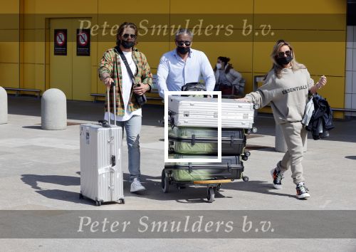 Schiphol en ibiza 23 en 24 april 2021
Andre Hazes gaat voor het eerst op vakantie met zijn nieuwe vriendin Sarah v Soelen . Ook de neef van zijn moeder Andy en zijn vrouw zijn erbij alsmede nog 2 stellen.