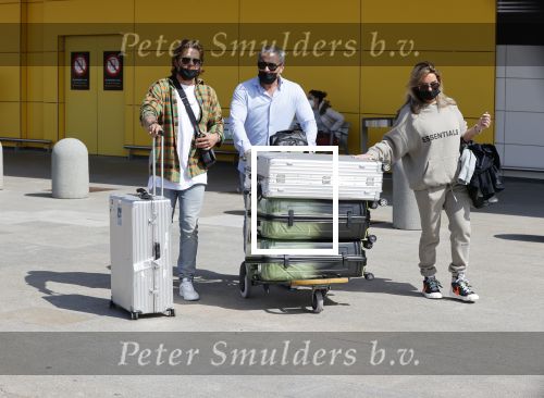 Schiphol en ibiza 23 en 24 april 2021
Andre Hazes gaat voor het eerst op vakantie met zijn nieuwe vriendin Sarah v Soelen . Ook de neef van zijn moeder Andy en zijn vrouw zijn erbij alsmede nog 2 stellen.