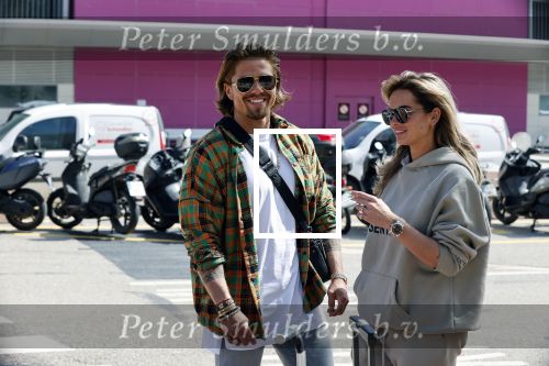Schiphol en ibiza 23 en 24 april 2021
Andre Hazes gaat voor het eerst op vakantie met zijn nieuwe vriendin Sarah v Soelen . Ook de neef van zijn moeder Andy en zijn vrouw zijn erbij alsmede nog 2 stellen.