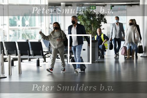 Schiphol en ibiza 23 en 24 april 2021
Andre Hazes gaat voor het eerst op vakantie met zijn nieuwe vriendin Sarah v Soelen . Ook de neef van zijn moeder Andy en zijn vrouw zijn erbij alsmede nog 2 stellen.