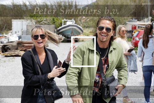 Schiphol en ibiza 23 en 24 april 2021
Andre Hazes gaat voor het eerst op vakantie met zijn nieuwe vriendin Sarah v Soelen . Ook de neef van zijn moeder Andy en zijn vrouw zijn erbij alsmede nog 2 stellen.
