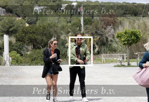 Schiphol en ibiza 23 en 24 april 2021
Andre Hazes gaat voor het eerst op vakantie met zijn nieuwe vriendin Sarah v Soelen . Ook de neef van zijn moeder Andy en zijn vrouw zijn erbij alsmede nog 2 stellen.