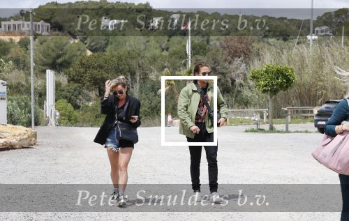 Schiphol en ibiza 23 en 24 april 2021
Andre Hazes gaat voor het eerst op vakantie met zijn nieuwe vriendin Sarah v Soelen . Ook de neef van zijn moeder Andy en zijn vrouw zijn erbij alsmede nog 2 stellen.