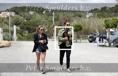 Schiphol en ibiza 23 en 24 april 2021
Andre Hazes gaat voor het eerst op vakantie met zijn nieuwe vriendin Sarah v Soelen . Ook de neef van zijn moeder Andy en zijn vrouw zijn erbij alsmede nog 2 stellen.