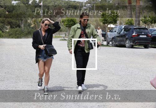 Schiphol en ibiza 23 en 24 april 2021
Andre Hazes gaat voor het eerst op vakantie met zijn nieuwe vriendin Sarah v Soelen . Ook de neef van zijn moeder Andy en zijn vrouw zijn erbij alsmede nog 2 stellen.